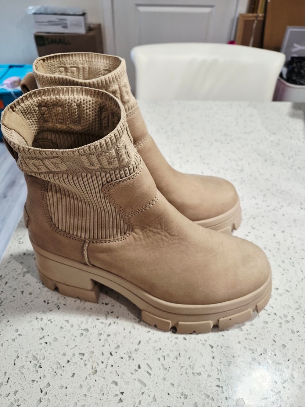 UGG Women's Beige Leather Chelsea Ankle Boot Pull-On Round Toe size 11